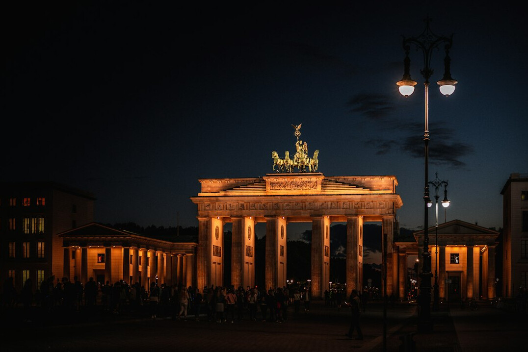 brandenburg gate at night